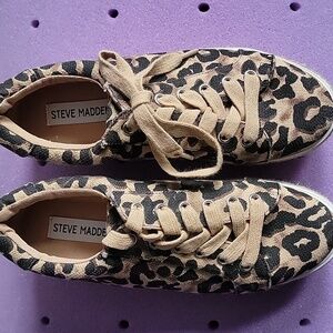 STEVE MADDEN Tan and Black Sneakers